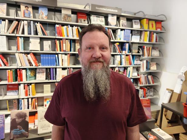 Christoph Mößmer in der Buchhandlung Facultas.
