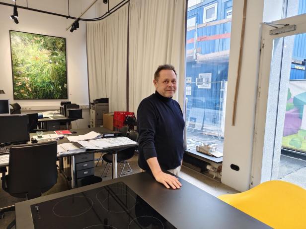 Architekt Jon Prix mit dem Blick aus seinem Büro.