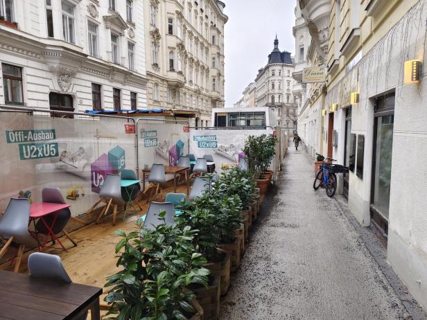 Schanigarten in der U-Bahn-Baustelle in der Schwarzspanierstraße. 