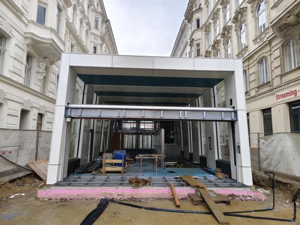 Neuer Eingang in die U-Bahn in der Schwarzspanierstraße.