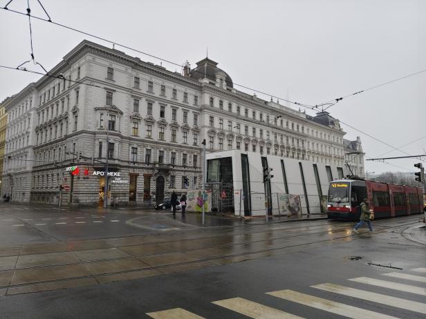Neuer Eingang zur U-Bahn in der Universitätsstraße.. 