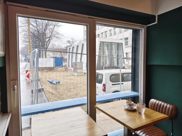 Blick aus einem Fenster auf eine Baustelle. 