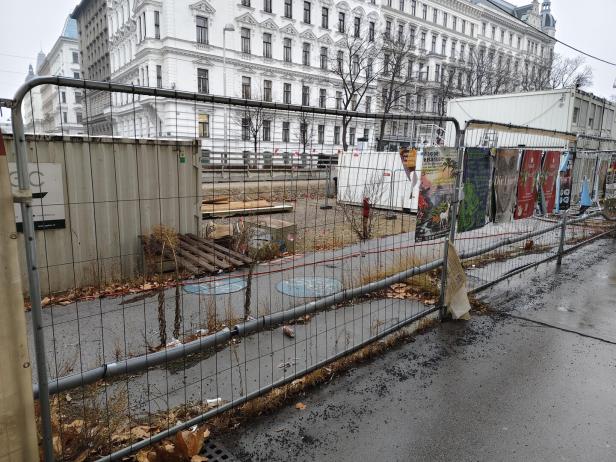Bauzaun vor der Baustelle U2/U5. 