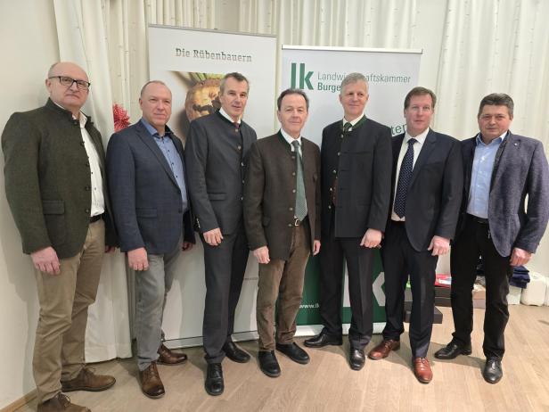 Sieben Männer stehen vor Bannern des Rübenbauernbundes und der Landwirtschaftskammer Burgenland.