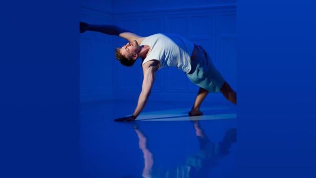 Studio-Gründer Manuel Neumann in der Praxis, eingehüllt in blaues Licht