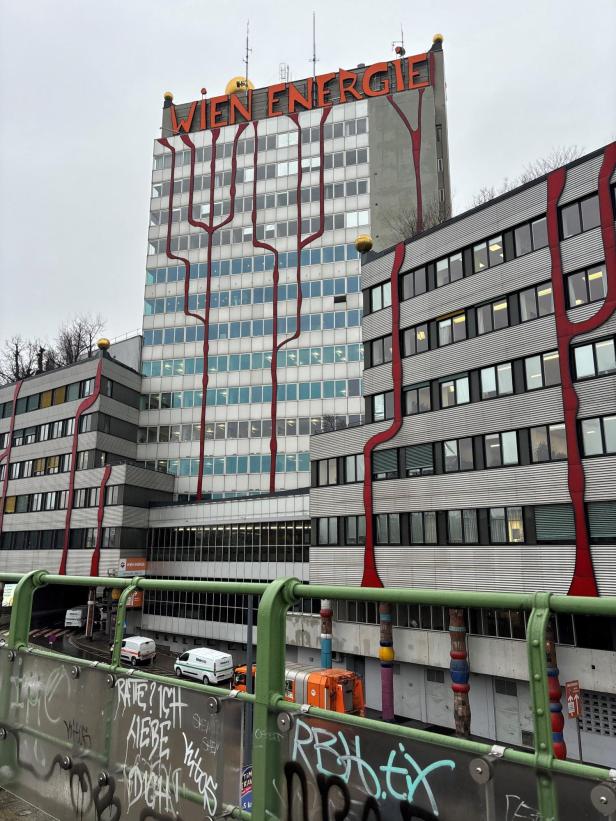 Das Gebäude von Wien Energie mit markanter roter Dekoration und goldenen Kugeln auf dem Dach.