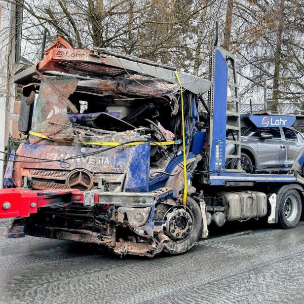 Schwer beschädigter Lkw