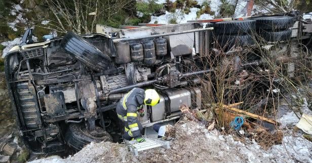 schwer beschädigter Holztransporter