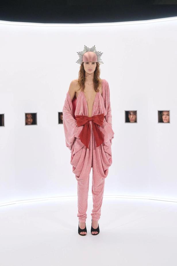 Frau in einer Gucklock Kammer, Valentino Show