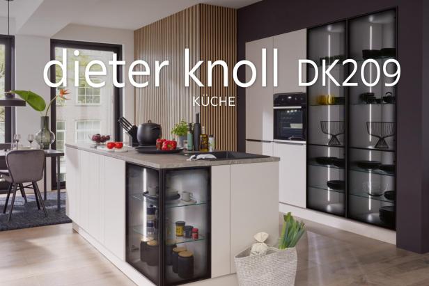 Die prämierte Dieter Knoll Küche DK209 der XXXLutz Gruppe präsentiert sich mit moderner Kochinsel, Glaseckvitrine und eleganten Designelementen.
