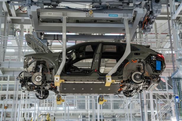 Bei hoch oben durch die Halle gleitenden Cayenne-Electric-Exemplaren ist die Batterie im Boden gut sichtbar.