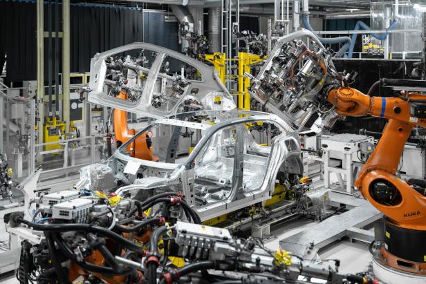 Im VW-Werk bei Bratislava arbeiten statische Roboter hinter Schutzglas, die mobilen Roboter flitzen durch die Hallen.