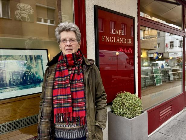 Frau mit kurzem grauen Haar vor dem Café Engländer