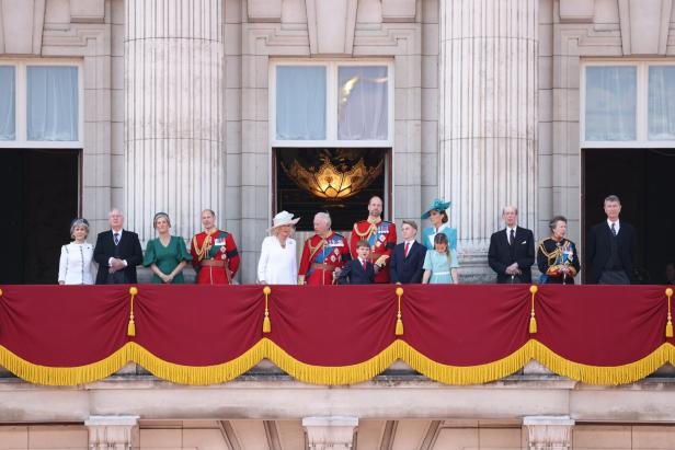 Die königliche Familie, darunter König Charles, steht auf dem Balkon des Buckingham Palace.