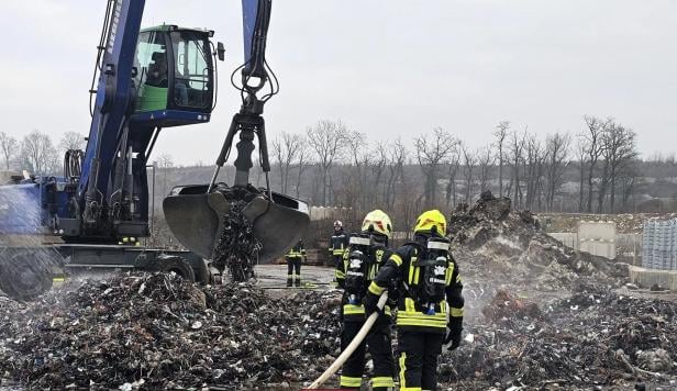 bagger im Einsatz bei Löscharbeiten 