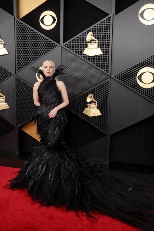 Lady Gaga im schwarzen Feder-Kleid von Matières Fécales.