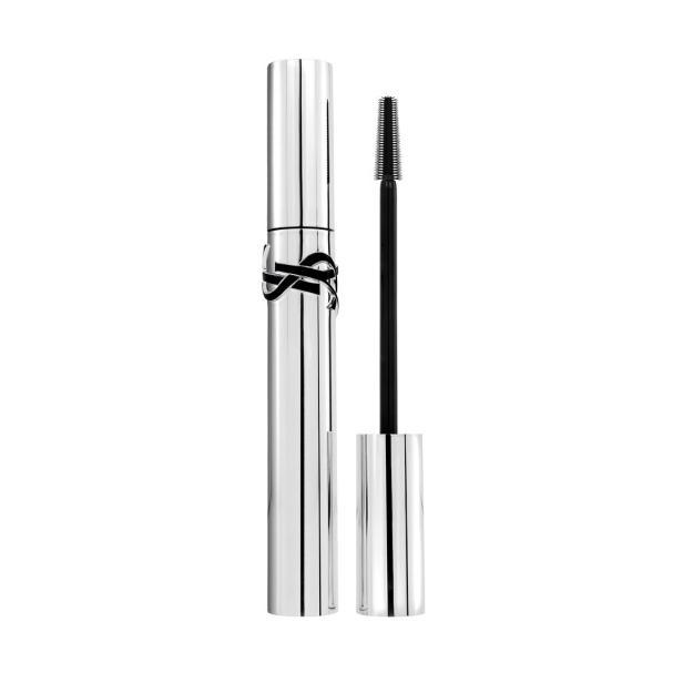 Eine silberne YSL Mascara mit geöffnetem, schwarzem Bürstchen steht vor weißem Hintergrund.