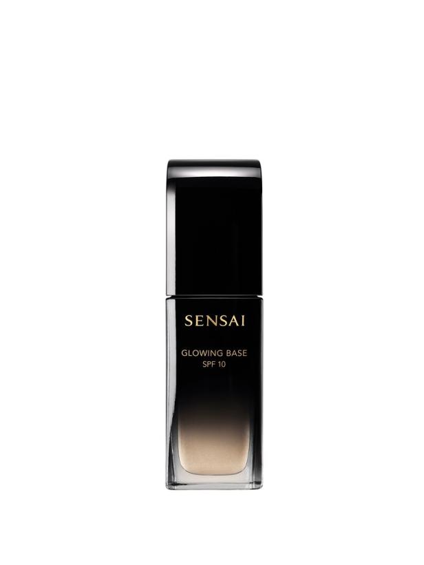 Eine Flasche Sensai Glowing Base SPF 10 mit schwarzem Deckel steht vor einem weißen Hintergrund.