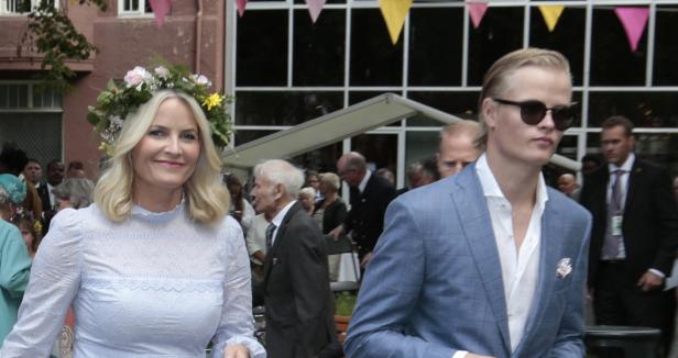 Mette-Marit mit Blumenkranz und Sohn Marius Borg Høiby mit Sonnenbrille sind zu sehen.