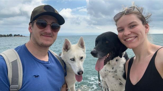 Ein junger Mann und eine junge Frau mit zwei Hunden