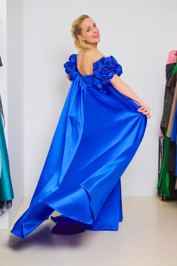 Lilian Klebow in blauer Robe