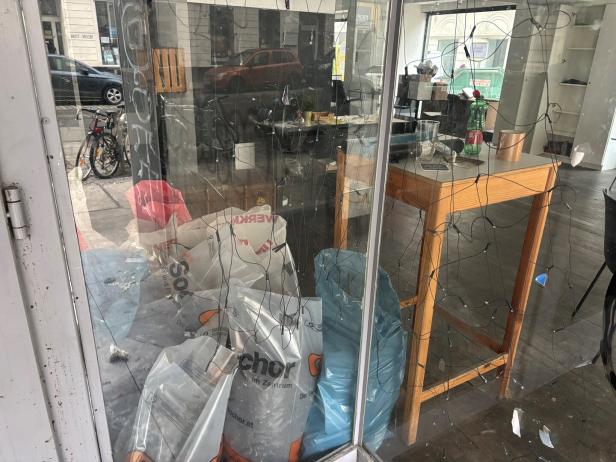 Sneak In Fenster dahinter Baumaterial