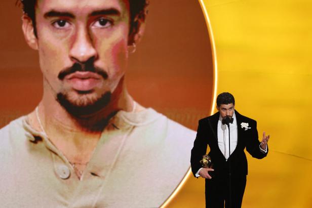 Bad Bunny auf der Grammy-Bühne.