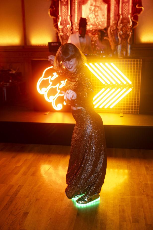 Eine Frau tanzt auf der Tanzfläche.