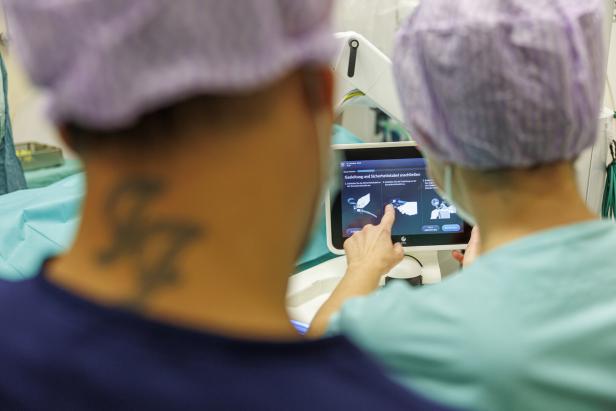 Zwei Ärzte von hinten