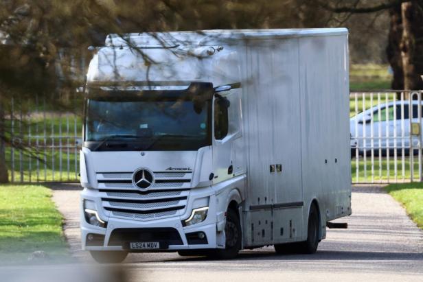 Ein Umzugswagen fährt vor einem Eingang der Royal Lodge in Windsor, aus der Andrew Berichten zufolge ausgezogen ist.