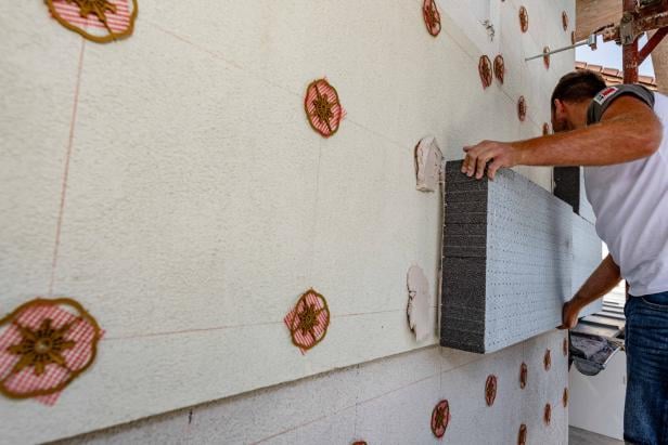 Arbeiter bei der Fassadensanierung 