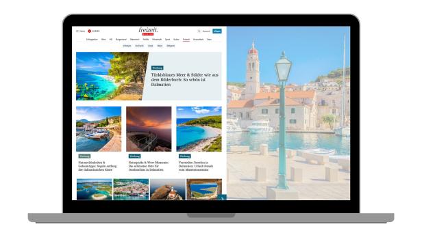 Auf einem Laptop wird ein Beispiel für einen Content Hub auf freizeit.kurier.at mit verschiedenen Artikeln und Bildern zum Thema Dalmatien angezeigt.