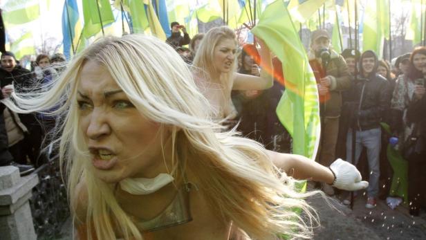 Kiew: Polizei löst Nackt-Demo auf