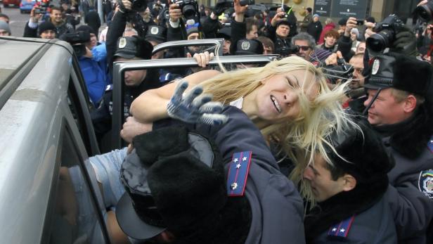 Kiew: Polizei löst Nackt-Demo auf