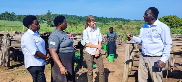 Diana Leitzinger im Gespräch mit Farmmitarbeitern.