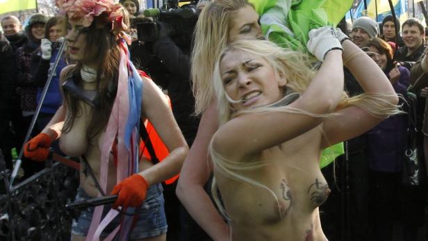 Kiew: Polizei löst Nackt-Demo auf