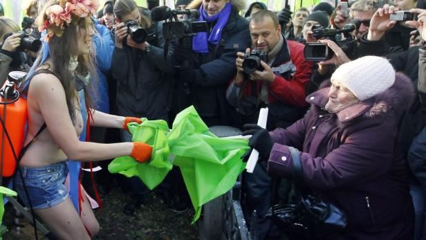 Kiew: Polizei löst Nackt-Demo auf