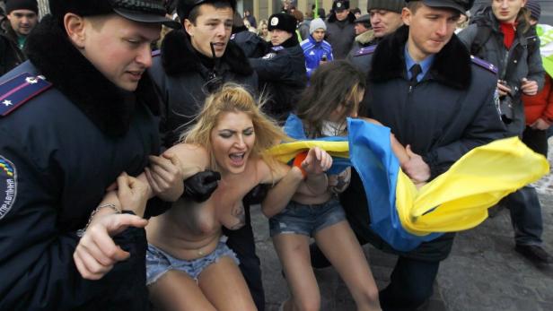 Kiew: Polizei löst Nackt-Demo auf