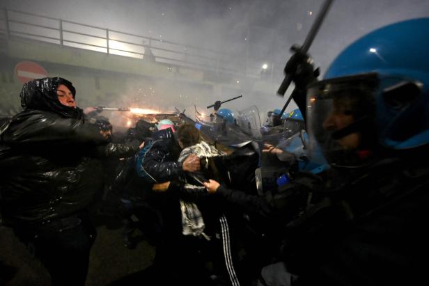 TOPSHOT-JO-2026-MILANO CORTINA-PROTEST-ENVIRONMENT