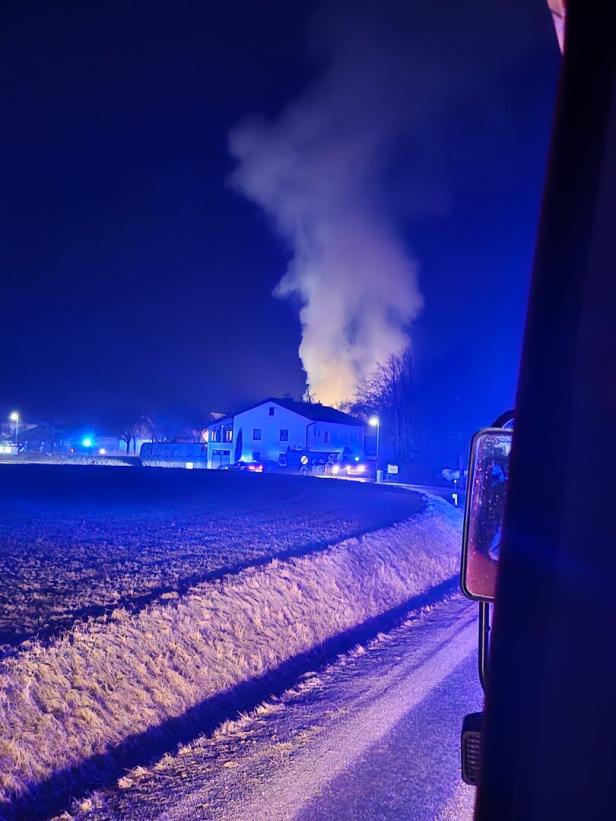 Rauchsäule beim Brandobjekt