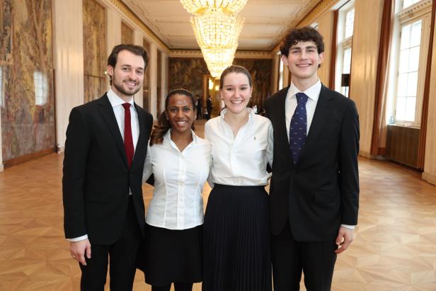 Vier Menschen nebeneinander