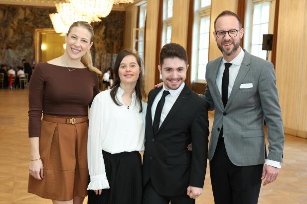 Vier Menschen nebeneinander