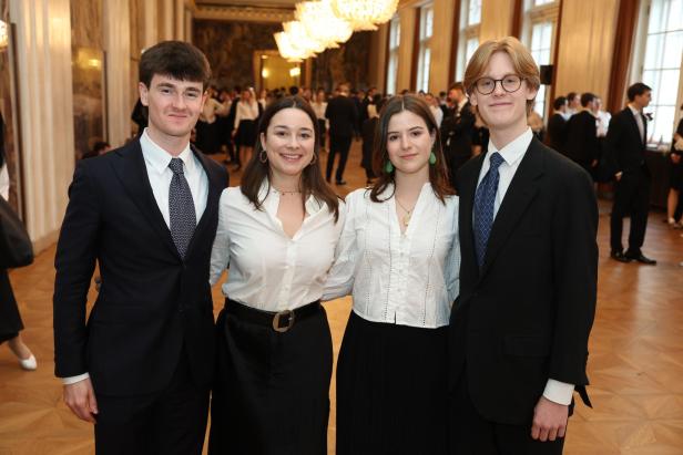 Vier Menschen nebeneinander