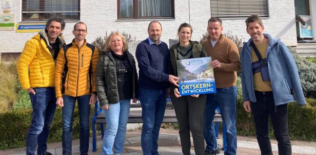 Projektmanager  Kuhness (l.) beim Ortskerncheck in Bromberg. 