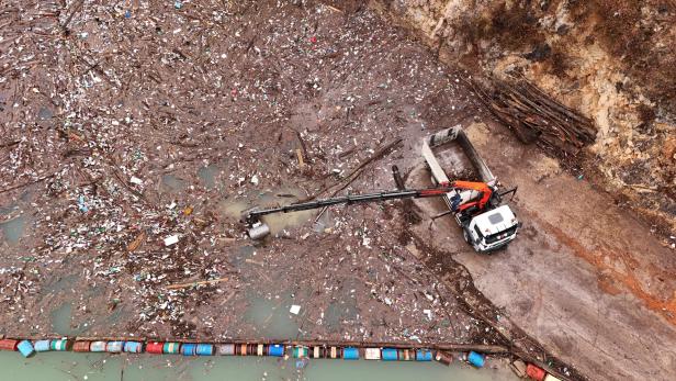Floating waste dump on Bosnian river affects health