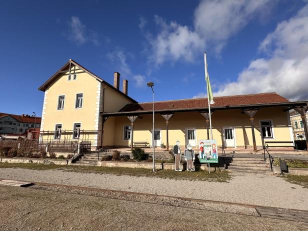 Eine Aufnahme des Bahnhofs von Gleis-Seite.