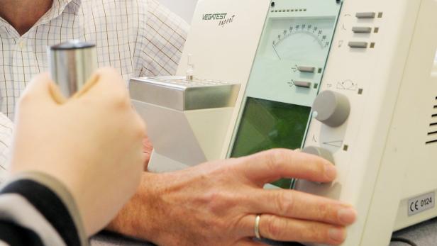 Ein Mann bedient ein „VEGATEST expert“-Gerät.