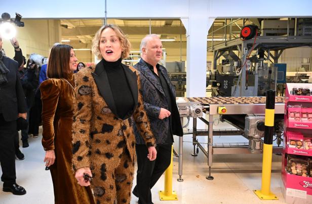 PK SHARON STONE ALS STARGAST AM OPERNBALL:  STONE / GUSCHLBAUER