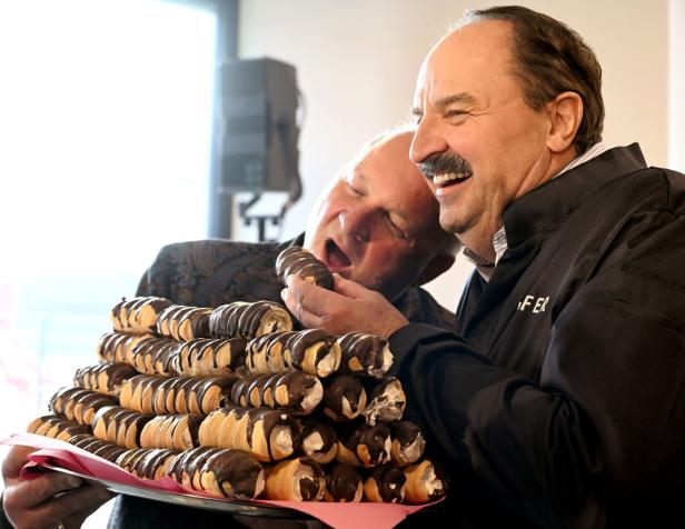 PK SHARON STONE ALS STARGAST AM OPERNBALL:  LAFER / GUSCHLBAUER