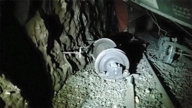 Waggons und Teile lagen im Tunnel verstreut